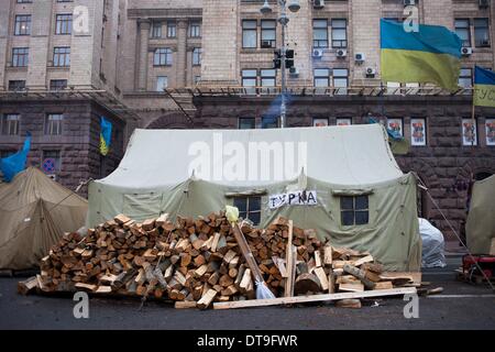 Kiev, Ukraine. 12 Février, 2014. Un manifestant tente dans la place de l'indépendance le 12 février 2014. La Russie va lancer le prochain versement de la somme de 15 milliards de dollars de prêt à l'Ukraine à la fin du mois, un journal proche du Président Viktor Ianoukovitch a déclaré le 10 février, à la suite de pourparlers entre le chef de l'Ukraine et son homologue russe. Photo par Emeric Fohlen/NurPhoto Crédit : Emeric Fohlen/NurPhoto ZUMAPRESS.com/Alamy/Live News Banque D'Images