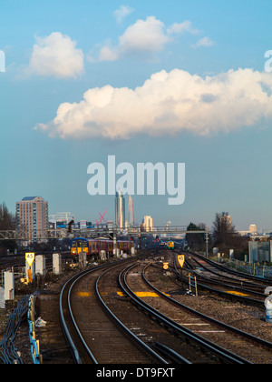 Le Shard, St Georges Tower et Battersea Power Station sur les toits de Londres Banque D'Images