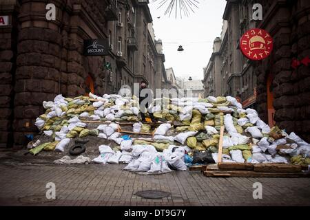 Kiev, Ukraine. 12 Février, 2014. Un manifestant se dresse sur une barricade de la place de l'indépendance le 12 février 2014. La Russie va lancer le prochain versement de la somme de 15 milliards de dollars de prêt à l'Ukraine à la fin du mois, un journal proche du Président Viktor Ianoukovitch a déclaré le 10 février, à la suite de pourparlers entre le chef de l'Ukraine et son homologue russe. Photo par Emeric Fohlen/NurPhoto Crédit : Emeric Fohlen/NurPhoto ZUMAPRESS.com/Alamy/Live News Banque D'Images