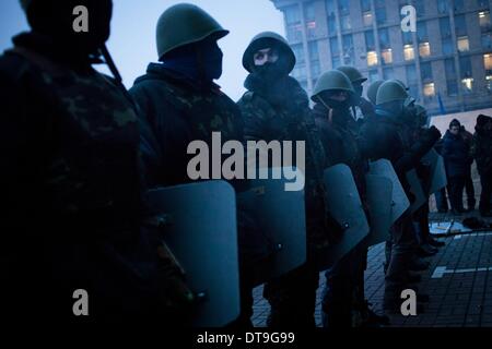 Kiev, Ukraine. 12 Février, 2014. Des manifestants anti-gouvernement de prendre part à une bataille de la formation sur la place de l'Indépendance à Kiev le 12 février 2014. La Russie va lancer le prochain versement de la somme de 15 milliards de dollars de prêt à l'Ukraine à la fin du mois, un journal proche du Président Viktor Ianoukovitch a déclaré le 10 février, à la suite de pourparlers entre le chef de l'Ukraine et son homologue russe. Photo par Emeric Fohlen/NurPhoto Crédit : Emeric Fohlen/NurPhoto ZUMAPRESS.com/Alamy/Live News Banque D'Images