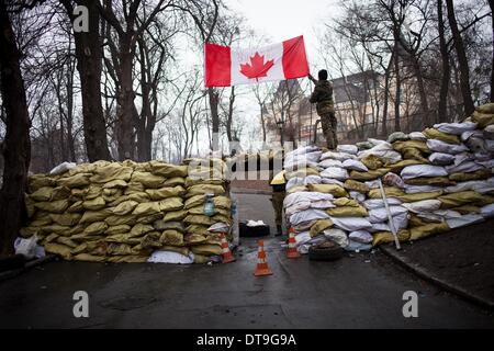 Kiev, Ukraine. 12 Février, 2014. Un anti manifestants mettre un drapeau canadien sur une barricade le 12 février 2014. La Russie va lancer le prochain versement de la somme de 15 milliards de dollars de prêt à l'Ukraine à la fin du mois, un journal proche du Président Viktor Ianoukovitch a déclaré le 10 février, à la suite de pourparlers entre le chef de l'Ukraine et son homologue russe. Photo par Emeric Fohlen/NurPhoto Crédit : Emeric Fohlen/NurPhoto ZUMAPRESS.com/Alamy/Live News Banque D'Images