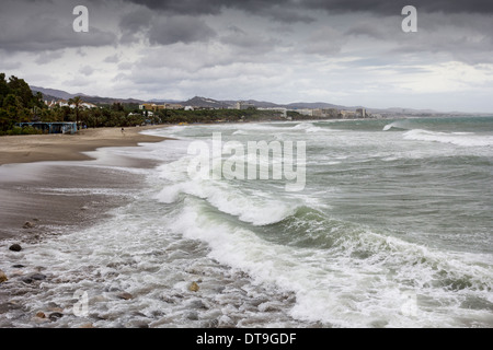 MARBELLA COSTA DEL SOL de grands vents et de grosses vagues CRASH SUR LA PLAGE LORS D'une tempête de décembre Banque D'Images