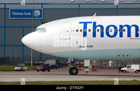 L'aéroport de Manchester Thomas Cook un Airbus A330 passe leur hangar d'entretien Banque D'Images