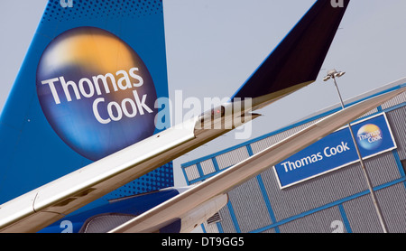 L'aéroport de Manchester Thomas Cook un Airbus A330 passe leur hangar d'entretien Banque D'Images