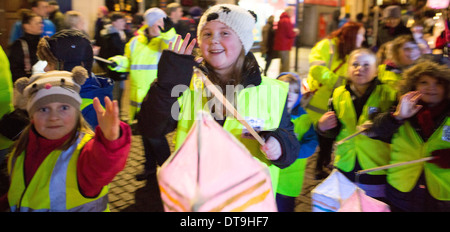 Big Burns Supper, Homecoming 2014 Carnaval à travers les rues de Dumfries, groupes communautaires enfants procession Lanterne Banque D'Images