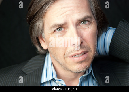 Close-up of a businessman inquiets en frottant son cou. Banque D'Images