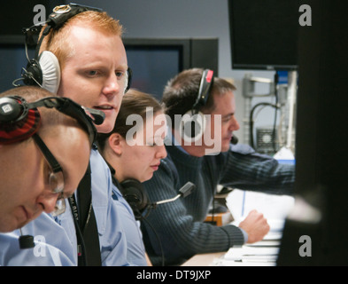 Opérateurs à RAF Boulmer qui est le siège de l'Air Surveillance et de contrôle (ASACS) La Force. Banque D'Images