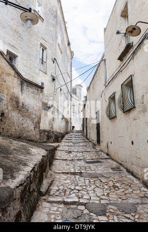 Étapes pavées typiques dans une rue ruelle dans la vieille ville de Matera, Basilicate, Italie Banque D'Images