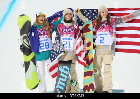 Torah Bright (AUS) célèbre avec Kaitlyn Farrington (USA) et Kelly Clark (USA) à la cérémonie des fleurs pour le women's, demi-lune, à l'occasion des Jeux Olympiques d'hiver de 2014 à Sotchi. Lumineuse de l'Australie a remporté la médaille d'or avec les Américains prendre Farrington et Clark de bronze. (Photo Yutaka/AFLO) olympique Kelly Clark (à gauche) et l'or olympique Kaitlyn Farrington, tant de la part des Etats-Unis. Banque D'Images