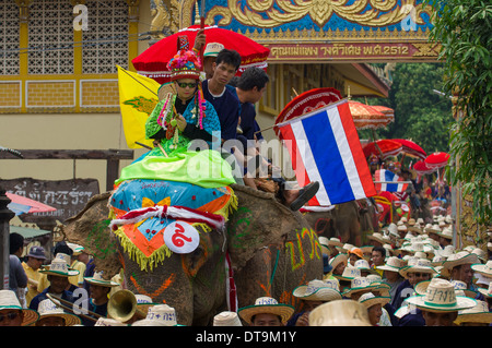 Vêtus de costumes criards initie et lunettes en procession sur les éléphants du Wat Hat Siao, Elephant Retour Cérémonie d'Ordination (Buat Chang), si Sachanalai, Sukhothai, Thaïlande Banque D'Images
