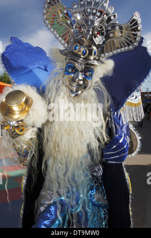 Les participants de l'association de Morenada représentant les anciens esclaves, faisant leur danse traditionnelle dans le défilé du carnaval. Banque D'Images