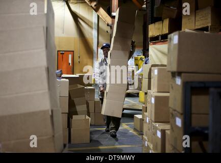 7 février 2014 - États-Unis - 7 février 2014 - Robert Braden promenades avec une grande pile de boîtes pour bénévoles pour l'organisation de livres à la ville de Memphis entrepôt Écoles bureau vendredi dernier. Les écoles du comté de Shelby est l'obtention d'un grand don de livres pour les bibliothèques scolaires du premier livre, un organisme offrant de nouveaux livres aux enfants dans le besoin. (Crédit Image : © Yalonda M. James/l'appel Commercial/ZUMAPRESS.com) Banque D'Images