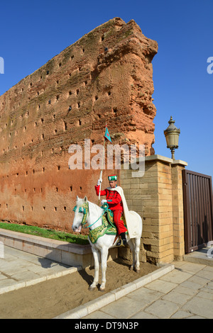 Garde royale à cheval à l'entrée de la Tour Hassan (Tour Hassan), Rabat, Rabat-Salé-Zemmour-Zaër Région, Royaume du Maroc Banque D'Images