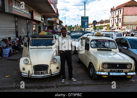 4 Renault et Citroën deux chevaux des taxis sont toujours utilisés à Antananarivo, Madagascar. Banque D'Images