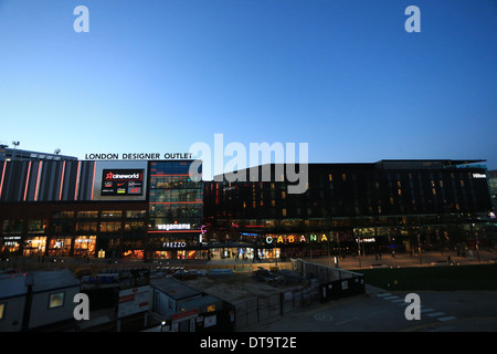 London Designer Outlet Shopping et Hilton Hotel, Wembley Park Banque D'Images