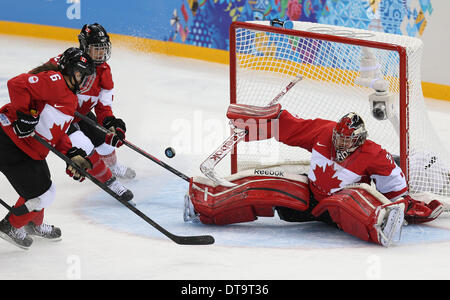 Sochi, Russie. 12 Février, 2014. CHARLINE LABONTÉ Canada gardien bloque une balle dans la première période contre les USA au cours de la compétition féminine de hockey aux Jeux Olympiques d'hiver. © U-T San Diego/ZUMAPRESS.com/Alamy Live News Banque D'Images