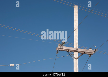 Pôle d'alimentation en bois et des lignes avec ciel bleu. Banque D'Images