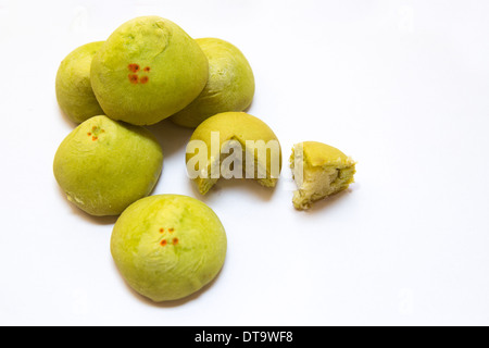 Des gâteaux de riz Mochi japonais colorés empilés sur fond blanc, isolé Banque D'Images