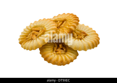 Belle photo de biscuits aux amandes sur un fond blanc. Banque D'Images