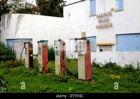 Ancien garage, 1930 Art Déco, pompes à essence Banque D'Images