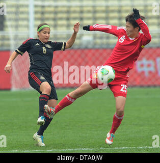 Chongqing, Chine. Feb 13, 2014. Zhang Rui (R) de la Chine rivalise avec Teresa Noyola du Mexique au cours de l'International Women's tournoi de football entre la Chine et le Mexique à Chongqing, dans le sud-ouest de la Chine, le 13 février 2014. La Chine a gagné 3-1. © Chen Cheng/Xinhua/Alamy Live News Banque D'Images