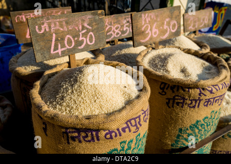 En différentes qualités de riz en vente dans des sacs à un marché en plein air, Mumbai, Maharashtra, Inde Banque D'Images