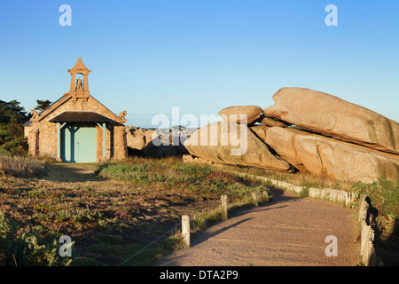 Chapelle sur le sentier des douaniers, le sentier de randonnée Route des agents des douanes, de la Côte de Granit Rose, Côtes d'Armor, Bretagne Banque D'Images