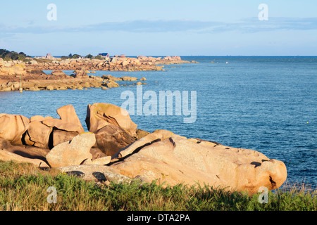 Les formations rocheuses en sentier de randonnée Sentier des Douaniers, les agents des douanes", la Côte de Granit Rose, Côtes d'Armor Banque D'Images