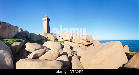 Le phare de Men Ruz, Ploumanach, Côte de Granit Rose, Côtes d'Armor, Bretagne, France Banque D'Images