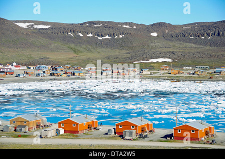 Le village Inuit d'Ulukhaktok avec plaques de glace dans la mer de Beaufort, l'océan Arctique, l'île Victoria, anciennement l'île Holman Banque D'Images