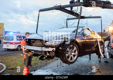 Lieux d'un accident de voiture de sport BMW, qui est récupéré par une ventilation camion, Allemagne Banque D'Images