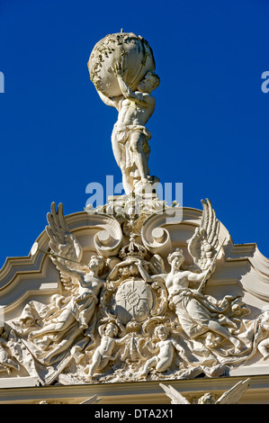 Statue d'Atlas tenant la sphère céleste, les anges et les putti autour de l'Allgaeu armoiries sur le fronton de Schloss Banque D'Images