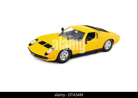 Petite voiture de course Jaune Sport Automobile Véhicule Lamborghini Miura Banque D'Images