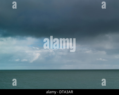 Les nuages de tempête sur la mer Banque D'Images