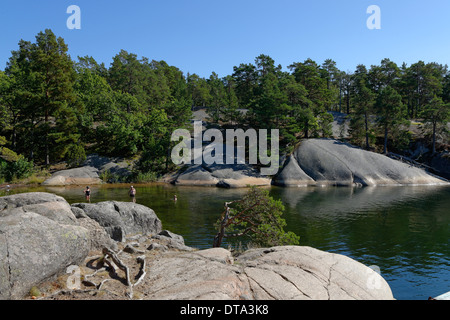 Ronde typique des roches polies, roches moutonnées, sur Finnhamn Île dans l'archipel au milieu de Stockholm, Stockholm, Suède Banque D'Images