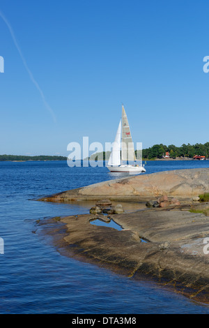 Voilier et ronde typique des roches polies, roches moutonnées, sur Finnhamn Île dans l'archipel de Stockholm, au milieu de Stockholm Banque D'Images