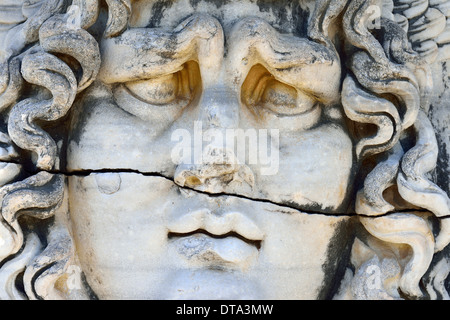 Gorgone Méduse antique ou tête à le temple d'Apollon, site archéologique de Didymes, Ionie, Province d'Aydin, Turquie Banque D'Images