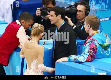 Aliona Savchenko (2-L) et Robin Szolkowy parler à leur entraîneur Ingo Steuer (C) pendant les paires de patinage libre Patinage Artistique de l'événement au Palais au cours de l'Iceberg Jeux Olympiques de 2014 à Sotchi, Sotchi, Russie, 12 février 2014. Photo : Christian Charisius/dpa Banque D'Images