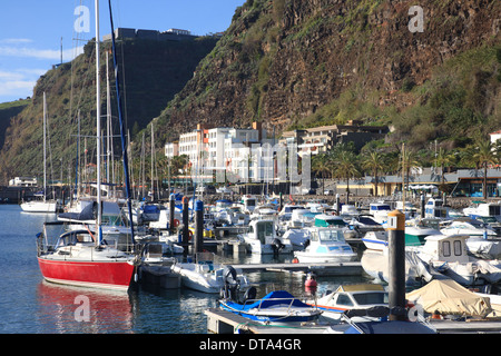 La plage de Calheta - Madeira, marina et l'hôtel Banque D'Images