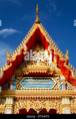 Pignon ornementé, temple Wat Chalong, Phuket, Thailand Banque D'Images