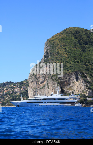 Yacht à moteur Horizon 92 Dame Marina à l'ancre en face d'Eze Bord de Mer, Alpes Maritimes, Provence Alpes Côte d'Azur, France Banque D'Images