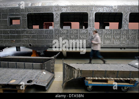 Vienne, Autriche. 12 Février, 2014. Nouveau train Railjet (Viaggio Comfort), créé pour les chemins de fer tchèques, est vu dans l'usine Siemens à Vienne, Autriche, le 12 février 2014. Les chemins de fer tchèques obtiendra les premiers nouveaux trains de Siemens à la fin d'avril et tous les sept trains devraient arriver en République tchèque en novembre de cette année. © Katerina Sulova/CTK Photo/Alamy Live News Banque D'Images