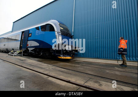 Vienne, Autriche. 12 Février, 2014. Nouveau train Railjet (Viaggio Comfort), créé pour les chemins de fer tchèques, est vu dans l'usine Siemens à Vienne, Autriche, le 12 février 2014. Les chemins de fer tchèques obtiendra les premiers nouveaux trains de Siemens à la fin d'avril et tous les sept trains devraient arriver en République tchèque en novembre de cette année. © Katerina Sulova/CTK Photo/Alamy Live News Banque D'Images