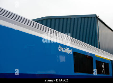 Vienne, Autriche. 12 Février, 2014. Nouveau train Railjet (Viaggio Comfort), créé pour les chemins de fer tchèques, est vu dans l'usine Siemens à Vienne, Autriche, le 12 février 2014. Les chemins de fer tchèques obtiendra les premiers nouveaux trains de Siemens à la fin d'avril et tous les sept trains devraient arriver en République tchèque en novembre de cette année. © Katerina Sulova/CTK Photo/Alamy Live News Banque D'Images