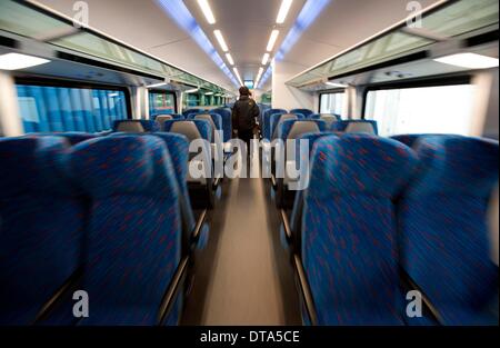 Vienne, Autriche. 12 Février, 2014. Nouveau train Railjet (Viaggio Comfort), créé pour les chemins de fer tchèques, est vu dans l'usine Siemens à Vienne, Autriche, le 12 février 2014. Les chemins de fer tchèques obtiendra les premiers nouveaux trains de Siemens à la fin d'avril et tous les sept trains devraient arriver en République tchèque en novembre de cette année. © Katerina Sulova/CTK Photo/Alamy Live News Banque D'Images