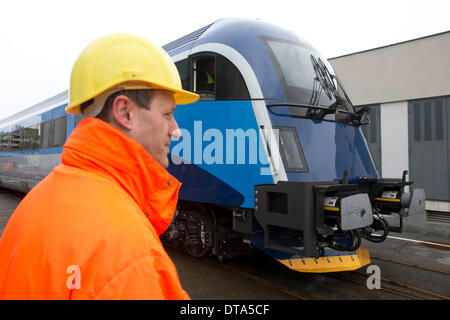 Vienne, Autriche. 12 Février, 2014. Nouveau train Railjet (Viaggio Comfort), créé pour les chemins de fer tchèques, est vu dans l'usine Siemens à Vienne, Autriche, le 12 février 2014. Les chemins de fer tchèques obtiendra les premiers nouveaux trains de Siemens à la fin d'avril et tous les sept trains devraient arriver en République tchèque en novembre de cette année. © Katerina Sulova/CTK Photo/Alamy Live News Banque D'Images