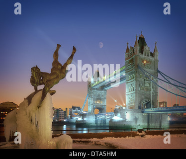 GB - LONDON Tower Bridge à l'hiver : Banque D'Images