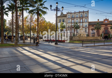 Séville espagne LA FONTAINE dans la place Puerta de Jerez Banque D'Images