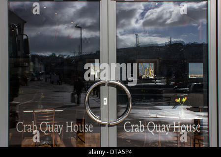 Quai de crabe,House Brixham. Torbay, vieux, pont, guindeau, croisière, rugueux, personne n', nautique, tropical, blanc, quête, voyage, navire bo Banque D'Images