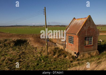 La station de pompage sur Epagny Marsh déplacer l'eau de drainage des digues pour la rivière Alde. - Suffolk Banque D'Images